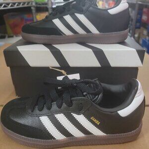 NWT adidas Unisex Samba Indoor Sneaker, Black/White/Gum-SZ 1 Little Kid